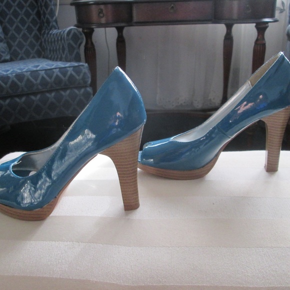 Charlotte Russe - Teal Blue Heels Size 8 - Picture 6 of 6